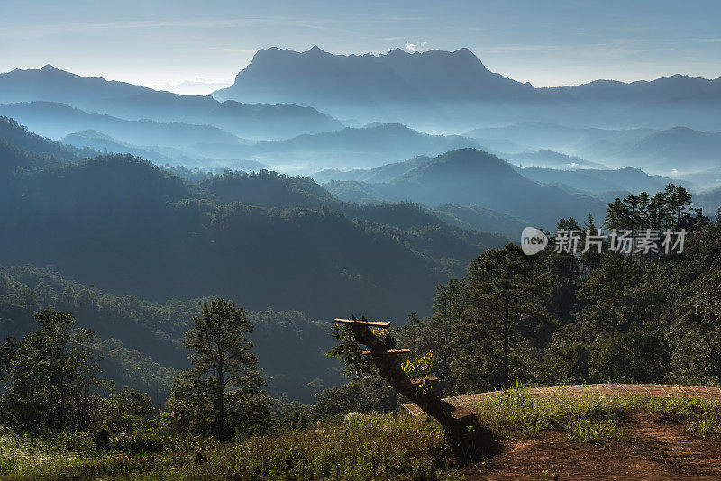 在泰国清迈省的Doi Luang Chiang Dao日出时的美丽景色。